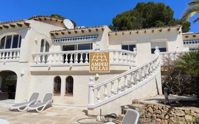 Amplia y bonita villa de estilo mediterráneo con apartamento de invitados.